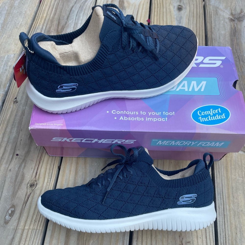 Skechers Women
ULTRA FLEX-SOFT CLASSIC
NAVY
Size 8